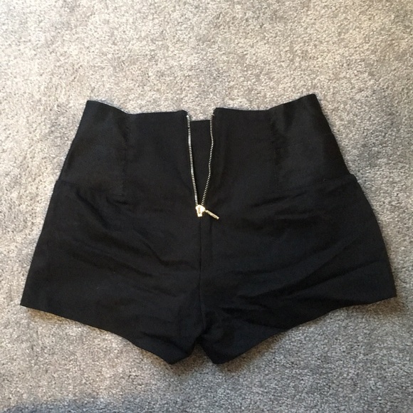 Guess high waisted zip up shorts - Picture 5 of 6